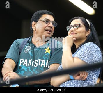 Dhubai, VAE, 11, Nov 2021: ICC T20 2. Halbfinale: Pakistan vs. Australien: Australien gewann mit 5 Wickets gegen pakistan und ging ins Finale mit NZ. Enttäuschte Fans aus pakistan. Während der 2. Halbzeit im Dubai-Stadion am Donnerstag. Bildnachweis: Seshadri SUKUMAR Kredit: Seshadri SUKUMAR/Alamy Live Nachrichten Stockfoto