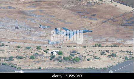 Camp Lemonnier, Dschibuti. November 2021. Ein strategischer Bomber der US-Luftwaffe B1-B Lancer vom 9. Expeditionary Bomb Squadron fliegt eine Bomber Task Force-Mission neben britischen und amerikanischen F-35 Lightning II-Kampfflugzeugen am 11. November 2021 über Camp Lemonnier, Dschibuti. Kredit: TSgt. Michael Cossaboom/Planetpix/Alamy Live News Credit: Planetpix/Alamy Live News Stockfoto