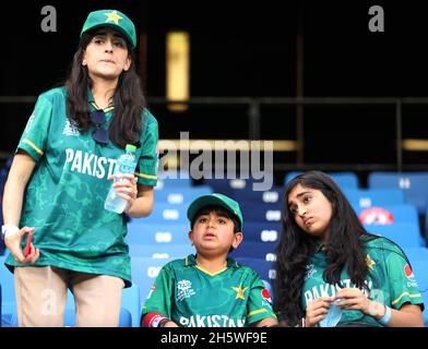 Dhubai, VAE, 11, Nov 2021: ICC T20 2. Halbfinale: Pakistan vs. Australien: Australien gewann mit 5 Wickets gegen pakistan und ging ins Finale mit NZ. Enttäuschte Fans aus pakistan. Während der 2. Halbzeit im Dubai-Stadion am Donnerstag. Bildnachweis: Seshadri SUKUMAR Kredit: Seshadri SUKUMAR/Alamy Live Nachrichten Stockfoto