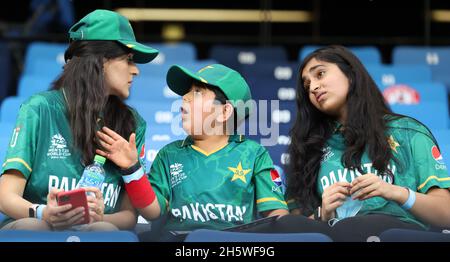 Dhubai, VAE, 11, Nov 2021: ICC T20 2. Halbfinale: Pakistan vs. Australien: Australien gewann mit 5 Wickets gegen pakistan und ging ins Finale mit NZ. Enttäuschte Fans aus pakistan. Während der 2. Halbzeit im Dubai-Stadion am Donnerstag. Bildnachweis: Seshadri SUKUMAR Kredit: Seshadri SUKUMAR/Alamy Live Nachrichten Stockfoto