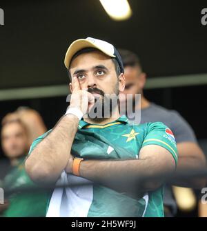 Dhubai, VAE, 11, Nov 2021: ICC T20 2. Halbfinale: Pakistan vs. Australien: Australien gewann mit 5 Wickets gegen pakistan und ging ins Finale mit NZ. Enttäuschte Fans aus pakistan. Während der 2. Halbzeit im Dubai-Stadion am Donnerstag. Bildnachweis: Seshadri SUKUMAR Kredit: Seshadri SUKUMAR/Alamy Live Nachrichten Stockfoto