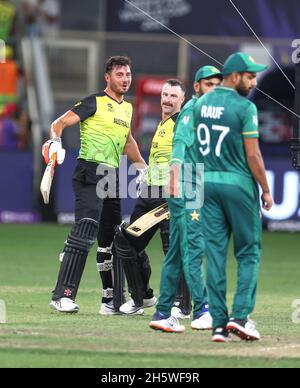 Dhubai, VAE, 11, Nov 2021: ICC T20 2. Halbfinale: Pakistan vs. Australien: Australien gewann mit 5 Wickets gegen pakistan und ging ins Finale mit NZ. Die australischen Spieler Stonis & Wade jubelten während der 2. Halbzeit im Dubai-Stadion am Donnerstag. Bildnachweis: Seshadri SUKUMAR Kredit: Seshadri SUKUMAR/Alamy Live Nachrichten Stockfoto