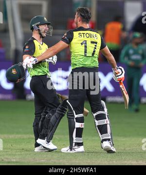 Dhubai, VAE, 11, Nov 2021: ICC T20 2. Halbfinale: Pakistan vs. Australien: Australien gewann mit 5 Wickets gegen pakistan und ging ins Finale mit NZ. Die australischen Spieler Stonis & Wade jubelten während der 2. Halbzeit im Dubai-Stadion am Donnerstag. Bildnachweis: Seshadri SUKUMAR Kredit: Seshadri SUKUMAR/Alamy Live Nachrichten Stockfoto