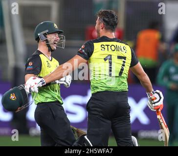 Dhubai, VAE, 11, Nov 2021: ICC T20 2. Halbfinale: Pakistan vs. Australien: Australien gewann mit 5 Wickets gegen pakistan und ging ins Finale mit NZ. Die australischen Spieler Stonis & Wade jubelten während der 2. Halbzeit im Dubai-Stadion am Donnerstag. Bildnachweis: Seshadri SUKUMAR Kredit: Seshadri SUKUMAR/Alamy Live Nachrichten Stockfoto