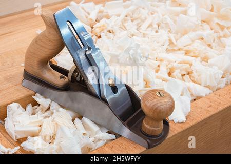 Holzhandflugzeug für die Holzbearbeitung mit Holzspalten. Stockfoto