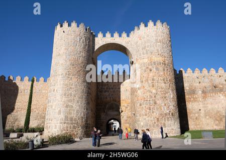 Vorderansicht der Puerta del Alcazar der Mauern von Ávila. Diese Befestigungsanlagen wurden zwischen dem 11. Und 14. Jahrhundert fertiggestellt. Stockfoto