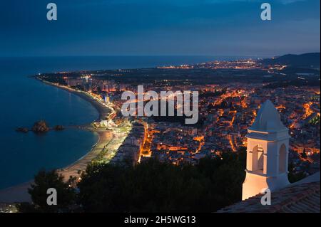 Blick auf die Kurstadt Blanes von der Spitze des Hügels Stockfoto