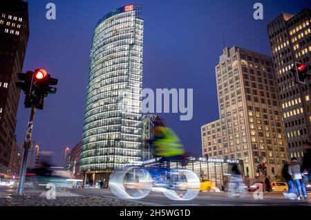 Berlin, Deutschland. November 2021. Ein Radfahrer fährt nachts über den Potsdamer Platz. (Aufnahme mit Langzeitbelichtung) Quelle: Philipp Znidar/dpa/Alamy Live News Stockfoto