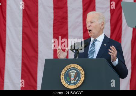 Arlington, Virginia, USA. November 2021. Der Präsident der Vereinigten Staaten, Joe Biden, spricht bei der Zeremonie zur Einhaltung des National Veterans Day im Memorial Amphitheatre auf dem Arlington National Cemetery in Arlington, Virginia, USA, am Donnerstag, den 11. November, 2021. 2021 jährt sich zum hundertsten Mal das Grab des unbekannten Soldaten, das eine letzte Ruhestätte für eines der nicht identifizierten Dienstmitglieder des Ersten Weltkriegs in Amerika darstellt, und 1958 und 1984 wurden Unbekannte aus späteren Kriegen hinzugefügt. Quelle: Oliver Contreras/Pool via CNP/dpa/Alamy Live News Stockfoto