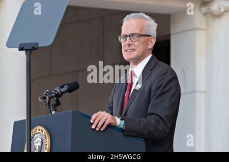 Arlington, USA. November 2021. Denis McDonough, US-Minister für Veteranenangelegenheiten, spricht am Donnerstag, den 11. November, bei der Zeremonie zur Einhaltung des National Veterans Day im Memorial Amphitheatre auf dem Arlington National Cemetery in Arlington, Virginia, USA. 2021. 2021 jährt sich zum hundertsten Mal das Grab des unbekannten Soldaten, das eine letzte Ruhestätte für eines der nicht identifizierten Dienstmitglieder des Ersten Weltkriegs in Amerika darstellt, und 1958 und 1984 wurden Unbekannte aus späteren Kriegen hinzugefügt. Quelle: Oliver Contreras/Pool via CNP /MediaPunch Quelle: MediaPunch Inc/Alamy Live News Stockfoto