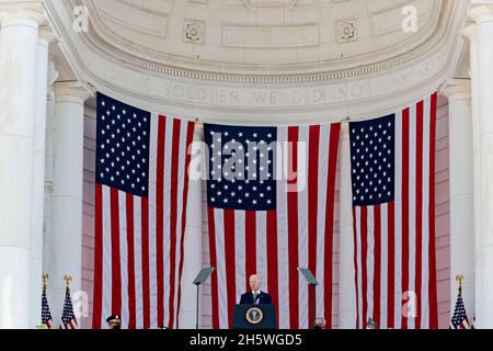 Arlington, USA. November 2021. Der Präsident der Vereinigten Staaten, Joe Biden, spricht bei der Zeremonie zur Einhaltung des National Veterans Day im Memorial Amphitheatre auf dem Arlington National Cemetery in Arlington, Virginia, USA, am Donnerstag, den 11. November, 2021. 2021 jährt sich das Grab des unbekannten Soldaten zum hundertsten Mal und bietet eine letzte Ruhestätte für eines der nicht identifizierten Dienstmitglieder des Ersten Weltkriegs in Amerika.1958 und 1984 wurden Unbekannte aus späteren Kriegen hinzugefügt.Quelle: Oliver Contreras/Pool via CNP /MediaPunch Quelle: MediaPunch Inc/Alamy Live News Stockfoto