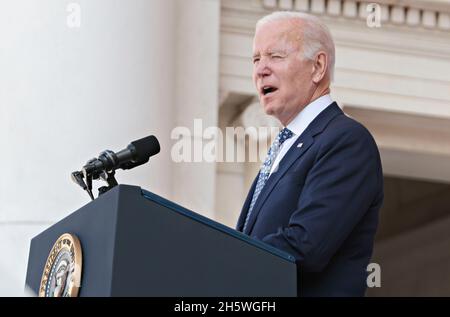 Arlington, USA. November 2021. Der Präsident der Vereinigten Staaten, Joe Biden, spricht bei der Zeremonie zur Einhaltung des National Veterans Day im Memorial Amphitheatre auf dem Arlington National Cemetery in Arlington, Virginia, USA, am Donnerstag, den 11. November, 2021. 2021 jährt sich zum hundertsten Mal das Grab des unbekannten Soldaten, das eine letzte Ruhestätte für eines der nicht identifizierten Dienstmitglieder des Ersten Weltkriegs in Amerika darstellt, und 1958 und 1984 wurden Unbekannte aus späteren Kriegen hinzugefügt. Quelle: Oliver Contreras/Pool via CNP /MediaPunch Quelle: MediaPunch Inc/Alamy Live News Stockfoto