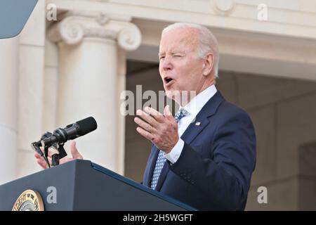 Arlington, USA. November 2021. Der Präsident der Vereinigten Staaten, Joe Biden, spricht bei der Zeremonie zur Einhaltung des National Veterans Day im Memorial Amphitheatre auf dem Arlington National Cemetery in Arlington, Virginia, USA, am Donnerstag, den 11. November, 2021. 2021 jährt sich zum hundertsten Mal das Grab des unbekannten Soldaten, das eine letzte Ruhestätte für eines der nicht identifizierten Dienstmitglieder des Ersten Weltkriegs in Amerika darstellt, und 1958 und 1984 wurden Unbekannte aus späteren Kriegen hinzugefügt. Quelle: Oliver Contreras/Pool via CNP /MediaPunch Quelle: MediaPunch Inc/Alamy Live News Stockfoto