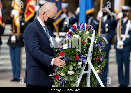 Arlington, USA. November 2021. Der US-Präsident Joe Biden nimmt an einer feierlichen Zeremonie zur Festlegung des Ehrenkranzes der Streitkräfte des US-Präsidenten zum 100. Jahrestag des Grabes des unbekannten Soldaten auf dem Nationalfriedhof von Arlington in Arlington, Virginia, USA, am Donnerstag, den 11. November, Teil. 2021. 2021 jährt sich zum hundertsten Mal das Grab des unbekannten Soldaten, das eine letzte Ruhestätte für eines der nicht identifizierten Dienstmitglieder des Ersten Weltkriegs in Amerika darstellt, und 1958 und 1984 wurden Unbekannte aus späteren Kriegen hinzugefügt. Quelle: Oliver Contreras/Pool via CNP /MediaPunch Quelle: MediaPunch Inc/Alamy L Stockfoto