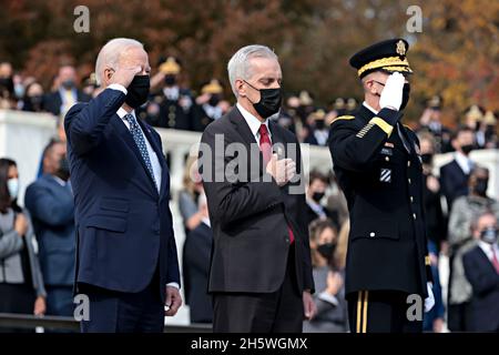 Arlington, USA. November 2021. Der Präsident der Vereinigten Staaten, Joe Biden, von links, Denis McDonough, Sekretär von Veterans Affairs, Und Generalmajor Allan Pepin, der den General der Joint Task Force kommandiert, nimmt am Donnerstag, den 11. November, an einer feierlichen Zeremonie zur Verleerung des Ehrenkranzes der Streitkräfte des Präsidenten zum 100. Jahrestag des Grabes des unbekannten Soldaten auf dem Arlington National Cemetery in Arlington, Virginia, USA, Teil. 2021. 2021 jährt sich das Grab des unbekannten Soldaten zum hundertsten Mal und bietet eine letzte Ruhestätte für eines der nicht identifizierten Dienstmitglieder des Ersten Weltkriegs in Amerika und Unkn Stockfoto