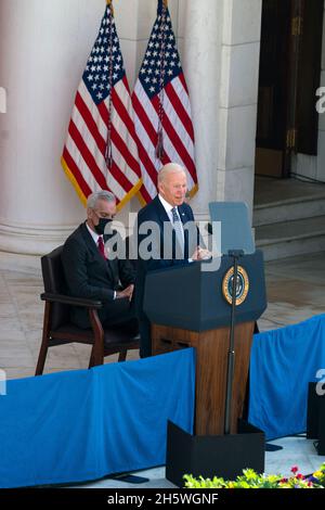 Arlington, USA. November 2021. US-Präsident Joe Biden spricht am Veterans Day, Donnerstag, den 11. November 2021, im Memorial Amphitheatre auf dem Nationalfriedhof von Arlington In Arlington, Virginia.Quelle: Alex Brandon/Pool via CNP /MediaPunch Quelle: MediaPunch Inc/Alamy Live News Stockfoto