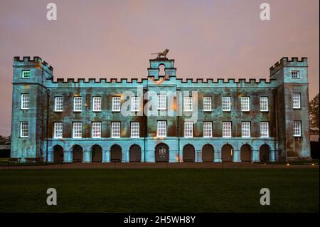 London, Großbritannien. 11. November 2021. Digitale Projektionskartierung auf Syon House bei einer Vorschau auf das Enchanted Woodland im Syon Park im Westen Londons. Die Veranstaltung, die jetzt im 15. Jahr stattfand, aber letztes Jahr aufgrund von Bedenken wegen des Coronavirus abgesagt wurde, bietet Illuminationen auf einem Weg durch das von Capability Brown gestaltete Gelände, vorbei am Syon House aus dem 16. Jahrhundert, dem Londoner Zuhause des Herzogs von Northumberland, und endet am Großen Konservatorium. Die Ausstellung läuft vom 12. November bis zum 28. November 2021. Kredit: Stephen Chung / Alamy Live Nachrichten Stockfoto