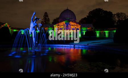 London, Großbritannien. 11. November 2021. Die Statue von Merkur und dem Großen Konservatorium werden bei einer Vorschau des Enchanted Woodland im Syon Park im Westen Londons beleuchtet. Die Veranstaltung, die jetzt im 15. Jahr stattfand, aber letztes Jahr aufgrund von Bedenken wegen des Coronavirus abgesagt wurde, bietet Illuminationen auf einem Weg durch das von Capability Brown gestaltete Gelände, vorbei am Syon House aus dem 16. Jahrhundert, dem Londoner Zuhause des Herzogs von Northumberland, und endet am Großen Konservatorium. Die Ausstellung läuft vom 12. November bis zum 28. November 2021. Kredit: Stephen Chung / Alamy Live Nachrichten Stockfoto
