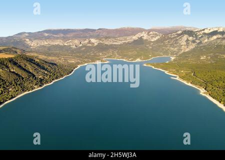 Der See von Sainte-Croix (französisch: lac de Sainte-Croix)in Frankreich ist ein künstlich anbauter See aus einem Stahlbetonbogendamm. Es wird vom Fluss Verdon, A, gespeist Stockfoto