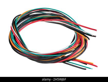 Nahaufnahme von mehradrigen Kabeln, die auf weißem Hintergrund isoliert zu einem Kreis geflochten sind. Farbige Verdrahtung. Kupferleiter. Kunststoffisolierung. Stockfoto