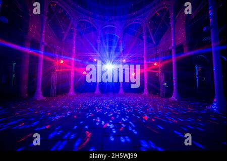 London, Großbritannien. 11. November 2021. Das Innere des Großen Konservatoriums wird bei einer Vorschau des Enchanted Woodland im Syon Park im Westen Londons beleuchtet. Die Veranstaltung, die jetzt im 15. Jahr stattfand, aber letztes Jahr aufgrund von Bedenken wegen des Coronavirus abgesagt wurde, bietet Illuminationen auf einem Weg durch das von Capability Brown gestaltete Gelände, vorbei am Syon House aus dem 16. Jahrhundert, dem Londoner Zuhause des Herzogs von Northumberland, und endet am Großen Konservatorium. Die Ausstellung läuft vom 12. November bis zum 28. November 2021. Kredit: Stephen Chung / Alamy Live Nachrichten Stockfoto