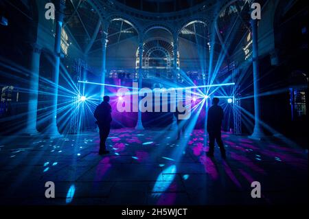 London, Großbritannien. 11. November 2021. Das Innere des Großen Konservatoriums wird bei einer Vorschau des Enchanted Woodland im Syon Park im Westen Londons beleuchtet. Die Veranstaltung, die jetzt im 15. Jahr stattfand, aber letztes Jahr aufgrund von Bedenken wegen des Coronavirus abgesagt wurde, bietet Illuminationen auf einem Weg durch das von Capability Brown gestaltete Gelände, vorbei am Syon House aus dem 16. Jahrhundert, dem Londoner Zuhause des Herzogs von Northumberland, und endet am Großen Konservatorium. Die Ausstellung läuft vom 12. November bis zum 28. November 2021. Kredit: Stephen Chung / Alamy Live Nachrichten Stockfoto