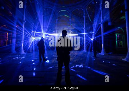 London, Großbritannien. 11. November 2021. Das Innere des Großen Konservatoriums wird bei einer Vorschau des Enchanted Woodland im Syon Park im Westen Londons beleuchtet. Die Veranstaltung, die jetzt im 15. Jahr stattfand, aber letztes Jahr aufgrund von Bedenken wegen des Coronavirus abgesagt wurde, bietet Illuminationen auf einem Weg durch das von Capability Brown gestaltete Gelände, vorbei am Syon House aus dem 16. Jahrhundert, dem Londoner Zuhause des Herzogs von Northumberland, und endet am Großen Konservatorium. Die Ausstellung läuft vom 12. November bis zum 28. November 2021. Kredit: Stephen Chung / Alamy Live Nachrichten Stockfoto