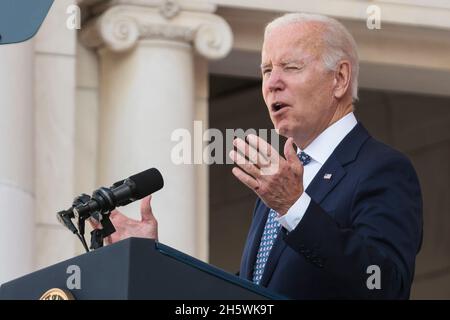 Arlington, USA. November 2021. US-Präsident Joe Biden spricht bei der Zeremonie zur Einhaltung des National Veterans Day im Memorial Amphitheatre auf dem Arlington National Cemetery in Arlington, Virginia, USA, am Donnerstag, den 11. November, 2021. 2021 jährt sich zum hundertsten Mal das Grab des unbekannten Soldaten, das eine letzte Ruhestätte für eines der nicht identifizierten Dienstmitglieder des Ersten Weltkriegs in Amerika darstellt, und 1958 und 1984 wurden Unbekannte aus späteren Kriegen hinzugefügt. Fotograf: Oliver Contreras/Pool/Sipa USA Kredit: SIPA USA/Alamy Live News Stockfoto