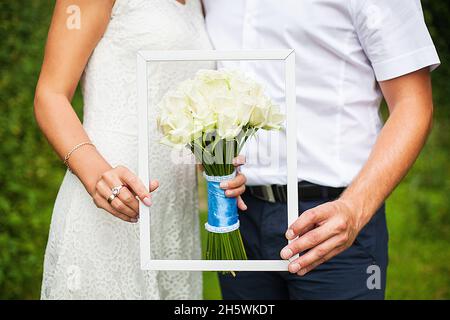 Braut und Bräutigam Holding eine schöne Hochzeit Bouquet Stockfoto