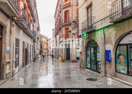 AVILA, SPANIEN - 19. OKTOBER 2017: Schmale Gasse im Zentrum von Avila, Spanien Stockfoto