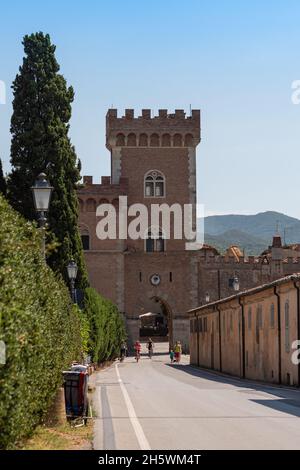 Umkämpfter Turm der mittelalterlichen Burg am Eingang zum Dorf Bolgheri. Stockfoto