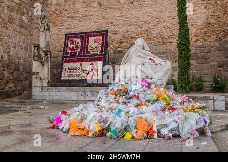 AVILA, SPANIEN - 19. OKTOBER 2017: Blumen am Denkmal der heiligen Teresa von Avila während des Festes dieses heiligen 15. Oktober in Avila, Spai Stockfoto