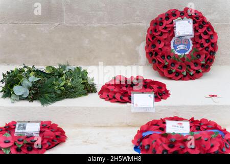 Westminster Abbey, London, Großbritannien, 11. November 2021. Tribute auf Kreuzen mit Mohnblumen werden am Waffenstillstandstag außerhalb der Westminster Abbey im Bereich der Erinnerung gepflanzt, jede trägt eine persönliche Botschaft von einem Mitglied der Öffentlichkeit, um diejenigen zu ehren, die ihr Leben in den Dienst unseres Landes gestellt haben. Kredit: Xiu Bao / Alamy Live Nachrichten Stockfoto