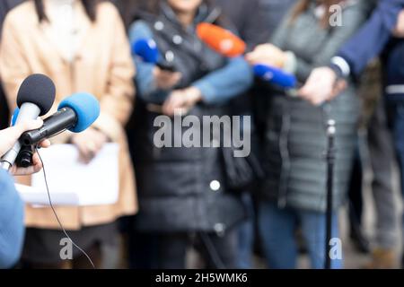 Whistleblower halten Dokument und geben Erklärung bei Medienereignis oder nachrichtenkonferenz Stockfoto