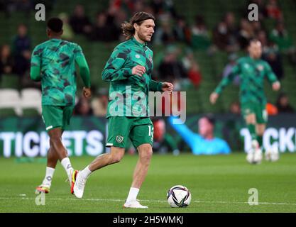 Jeff Hendrick (Mitte), Irlands Republik, macht sich vor dem FIFA-WM-Qualifikationsspiel im Aviva Stadium, Dublin, auf den ersten Stand. Bilddatum: Donnerstag, 11. November 2021. Stockfoto