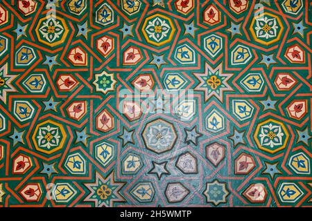 Mehrfarbige Muster auf Holz im arabischen Stil für Hintergrund oder Textur. Stockfoto