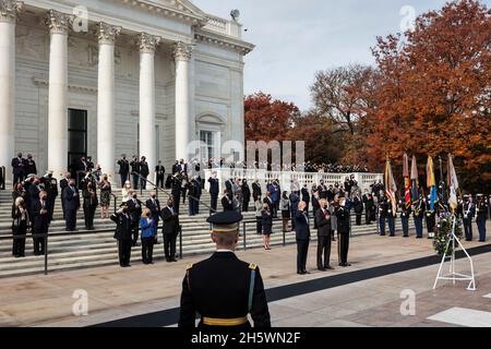 US-Präsident Joe Biden, von Mitte rechts, Denis McDonough, Sekretär von Veterans Affairs, Und Generalmajor Allan Pepin, kommandierender General der Joint Task Force, nimmt am Donnerstag, den 11. November, an einer feierlichen Zeremonie zur Verleerung des Ehrenkranzes der Streitkräfte des Präsidenten zum 100. Jahrestag des Grabes des unbekannten Soldaten auf dem Nationalfriedhof von Arlington in Arlington, Virginia, USA, Teil. 2021. 2021 jährt sich zum hundertsten Mal das Grab des unbekannten Soldaten, das eine letzte Ruhestätte für eines der nicht identifizierten Dienstmitglieder des Ersten Weltkriegs in Amerika darstellt, und es wurden Unbekannte aus späteren Kriegen hinzugefügt Stockfoto