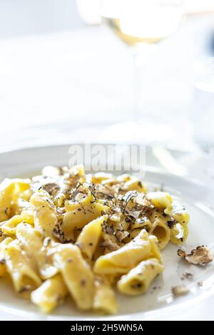 Typische istrische Pasta Fuzi mit schwarzen Trüffeln Stockfoto