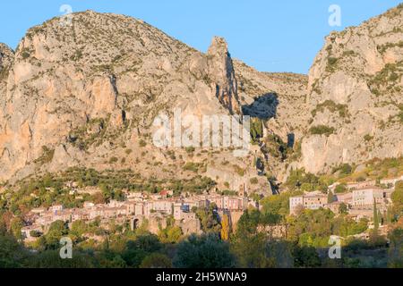 Moustiers-Sainte-Marie, oder einfach Moustiers, ist eine Gemeinde im Département Alpes-de-Haute-Provence in der Region Provence-Alpes-Côte d'Azur von Southe Stockfoto