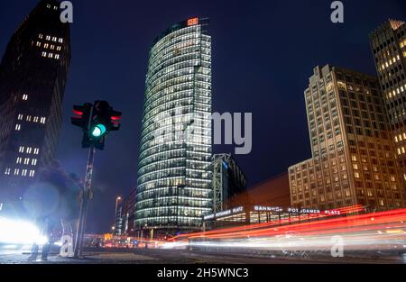 Berlin, Deutschland. November 2021. Potsdamer Platz bei Nacht (aufgenommen mit Langzeitbelichtung) Credit: Philipp Znidar/dpa/Alamy Live News Stockfoto