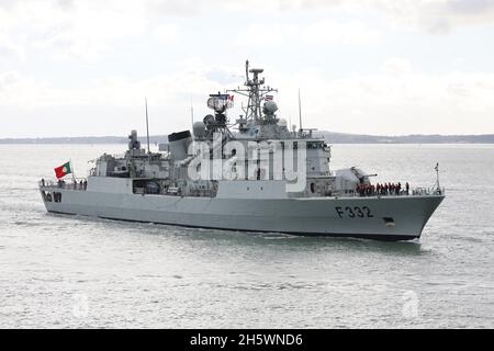 Das portugiesische Navy-Schiff NRP CORTE-REAL (F332) nähert sich dem Marinestützpunkt Stockfoto