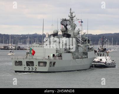 Der Schlepper BEGLEITET DAS portugiesische Navy-Schiff NRP CORTE-REAL (F332) zu einem Liegeplatz im Marinestützpunkt Stockfoto