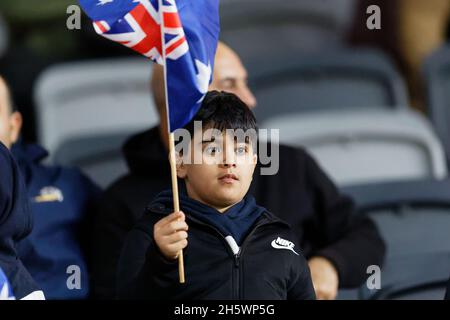 Sydney, Australien. November 2021. Ein junger Australier in der Menge während des FIFA World Cup AFC Asian Qualifier Matches zwischen dem Australia Socceroos und Saudi-Arabien am 11. November 2021 im CommBank Stadium in Sydney, Australien Credit: IOIO IMAGES/Alamy Live News Stockfoto