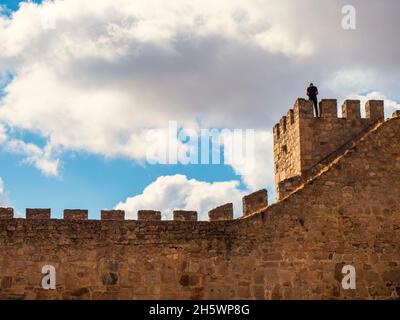 Mauern und Zinnen der mittelalterlichen Burg von Trujillo in einem Tag des blauen Himmels mit Wolken. Stockfoto