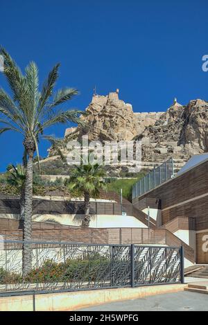 Alacant, Provinz Alicante, costa blanca, Spanien. Blick vom Yachthafen auf die Burg von Santa Bárbara. Stockfoto