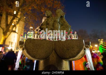 Köln, Deutschland. November 2021. Kleine leere Flaschen mit Spirituosen sind auf einer Kante aufgereiht. In den Straßen der Kölner Altstadt feiern die Karnevalisten bis in den Abend. Der 11.11. Wird in diesem Jahr wieder unter Corona-Bedingungen in Anwesenheit gefeiert. In den Karnevalshochburgen Köln und Düsseldorf gilt dies jedoch nur für die Geimpften und Genesten. Kredit: Thomas Bandeyer/dpa/Alamy Live Nachrichten Stockfoto