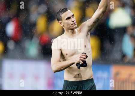 Sydney, Australien. November 2021. TRENT SAINSBURY vom australischen Socceroos dankt der Menge nach dem Fußballspiel zur WM-Qualifikation zwischen Australien Socceroos und Saudi-Arabien am 11. November 2021 im CommBank Stadium in Sydney, Australien Credit: IOIO IMAGES/Alamy Live News Stockfoto