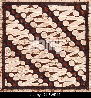 Batik-Muster: Parang rusak Barong Dieses gepatchte Muster ist ein sehr großes und grobes Parang rusak-Muster, das zerstörte Machete-Muster. Der Name dieser Art von Parang-Muster ist Parang rusak barong, der Werwolf Parang rusak. Der Rand besteht aus braunen Blättern auf blauem Hintergrund. Stockfoto