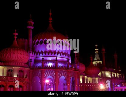 Pavillon Kaleidescope. Der Royal Pavilion, Brighton, wurde mit farbigen LED-Leuchtdioden beleuchtet. Brighton, East Sussex, England, Großbritannien Stockfoto