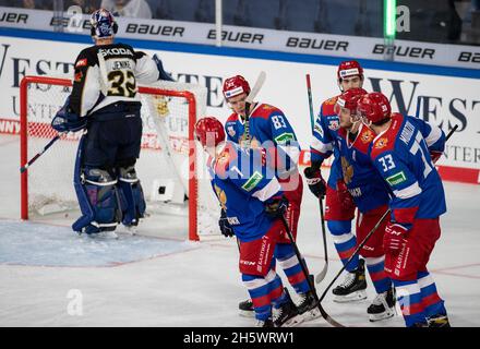 Krefeld, Deutschland. November 2021. Eishockey: Deutschland Cup, Deutschland - Russland, Gruppenphase, Spieltag 1. Deutschlands Torwart Andreas Jenike (l) reagiert nach dem 0:2. Quelle: Bernd Thissen/dpa/Alamy Live News Stockfoto